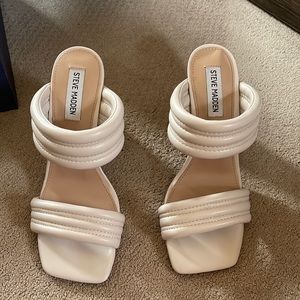 Never worn Steve Madden block heel. Size 8 fits 7-8